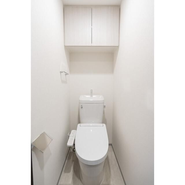 トイレ　落ち着いた色調のトイレです