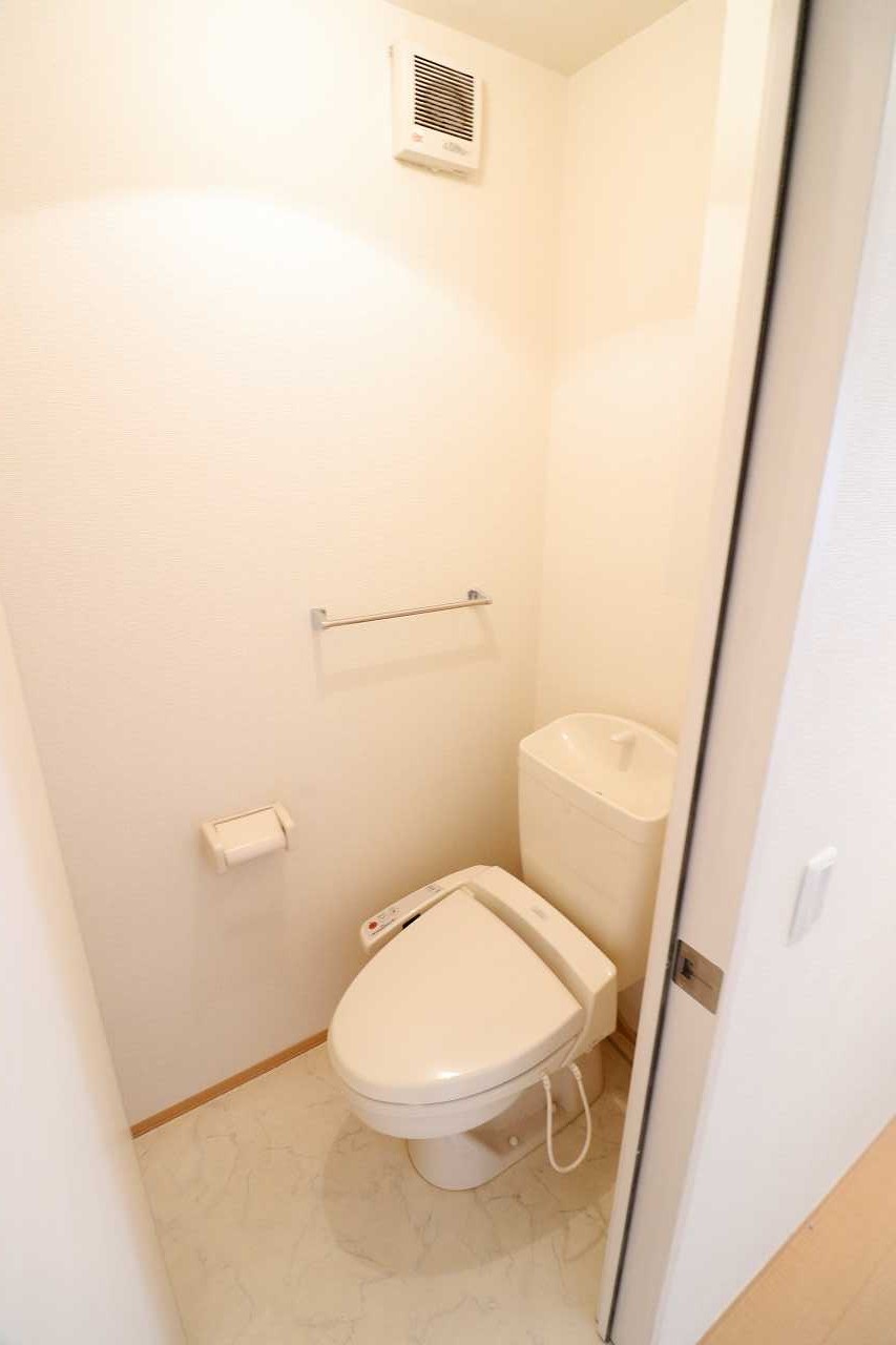 トイレ　※同物件、別部屋の写真です。