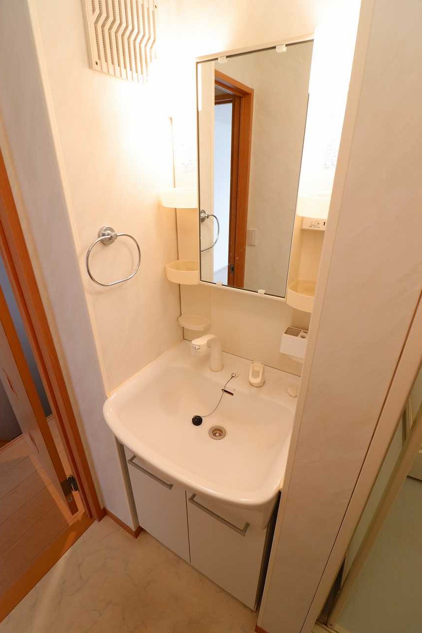 洗面設備　※同物件、別部屋の写真です。
