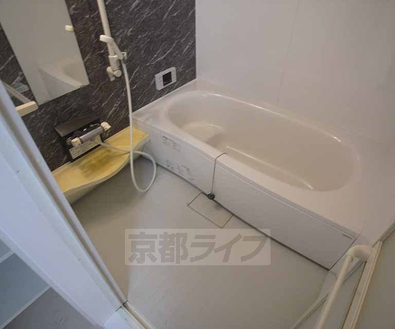 バス・シャワールーム　手足が伸ばせる大きなお風呂です。