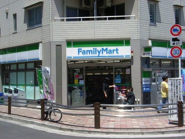 コンビニ　ファミリーマート（コンビニ）まで120m