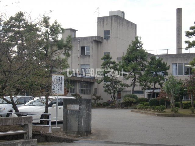 中学校　高岡市立戸出中学校（中学校）まで966m