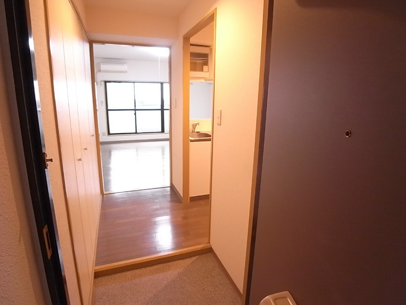 玄関　明るい光がお部屋からもれてきますね＾＾