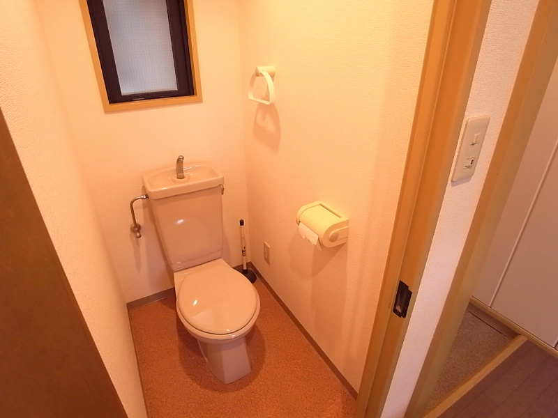 トイレ　小窓付きのトイレ＾＾落ち着く空間です＾＾