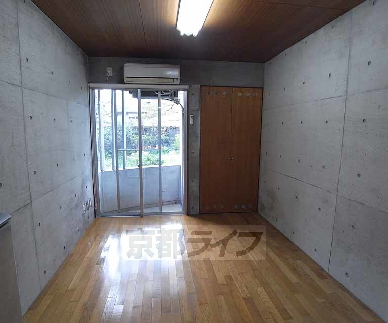 居室・リビング　打ちっ放しの壁のオシャレなお部屋