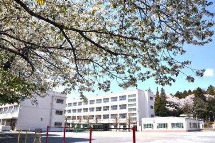 小学校　岡津小学校（小学校）まで350m