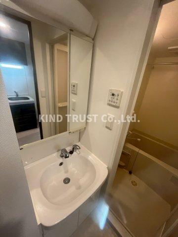 洗面設備　ゆったりとスペースのある洗面所