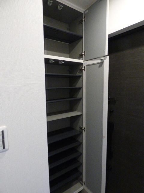 玄関　玄関収納あります