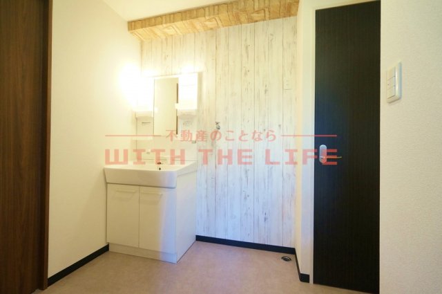 洗面設備　ゆったりとスペースのある洗面所