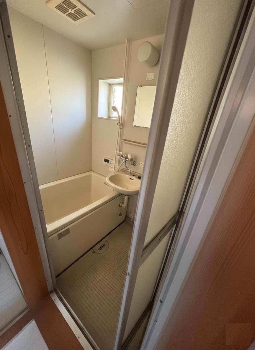 バス・シャワールーム　バストイレ別の風呂。洗面台もあります。掃除がしやすい作りにな