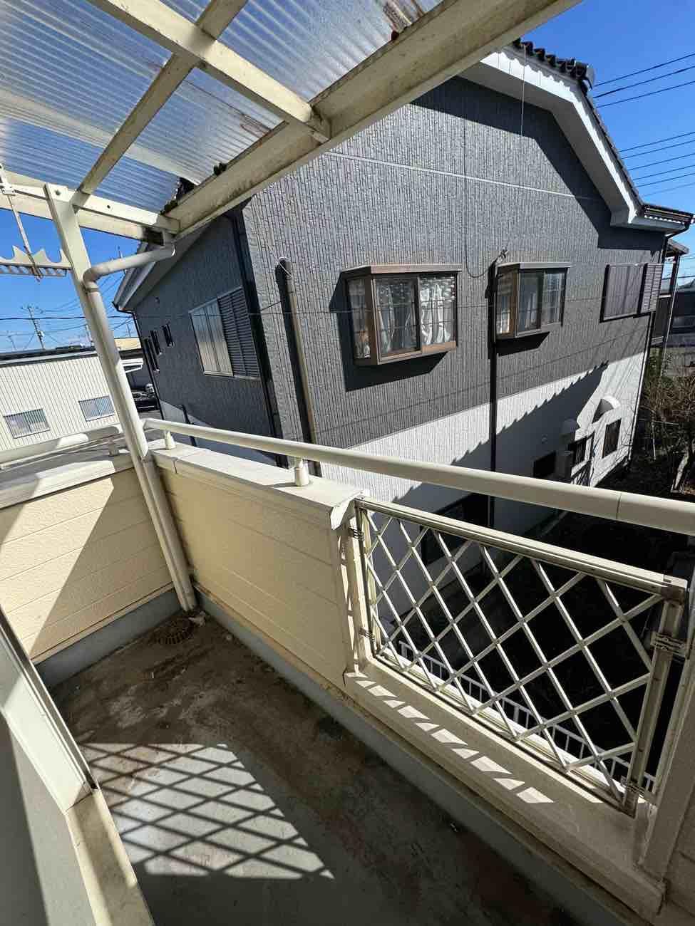 バルコニー　ベランダ・バルコニーです。波板屋根もついていて雨の日も安心で