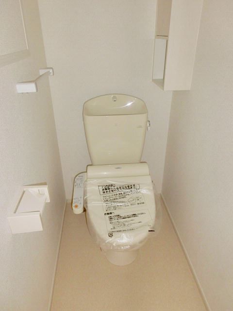 トイレ　快適な温水洗浄便座付きです。