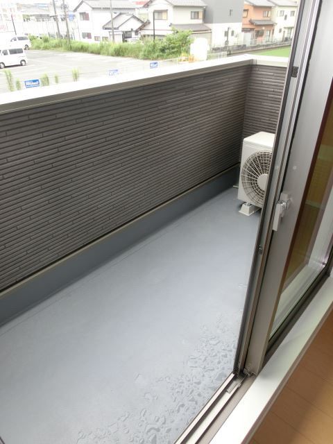 バルコニー　南側で日当たりが良いです。