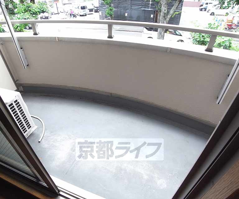バルコニー　アールがついている分大き目のバルコニーです。。