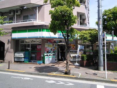 コンビニ　ファミリーマート大森北店（コンビニ）まで203m