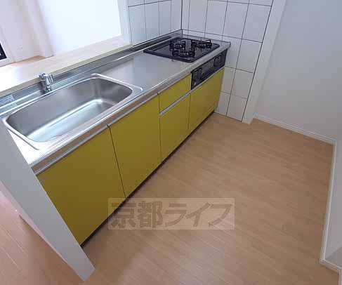 キッチン　３口ガスコンロ＆グリル付システムキッチンです。