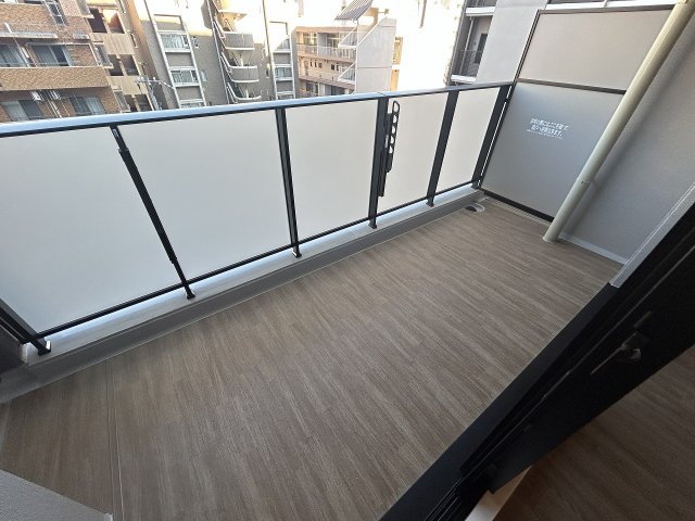 バルコニー　暖かな日差しのふりそそぐバルコニー