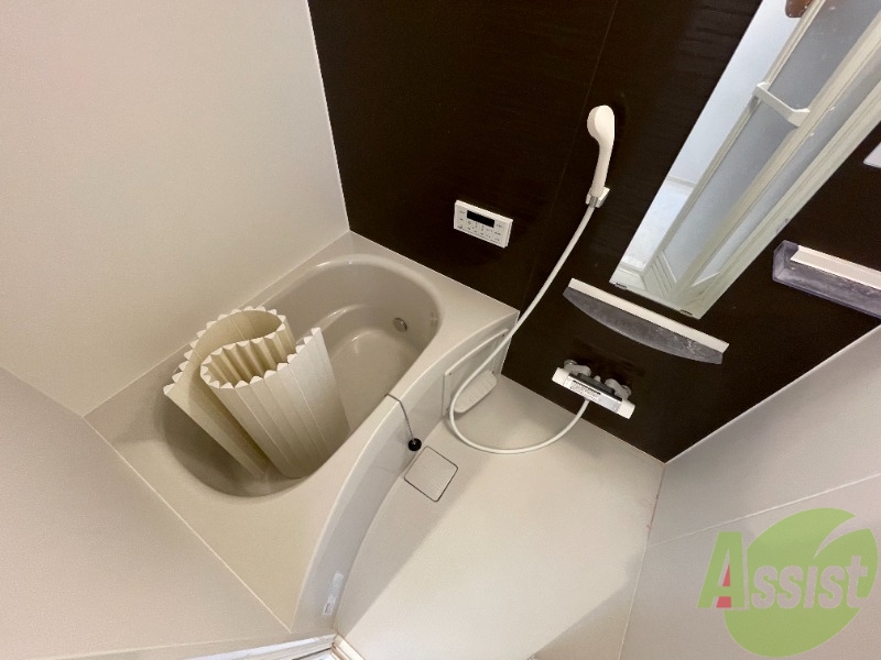 バス・シャワールーム　浴室は追い炊き機能付きです。一日の疲れも落とせますね。