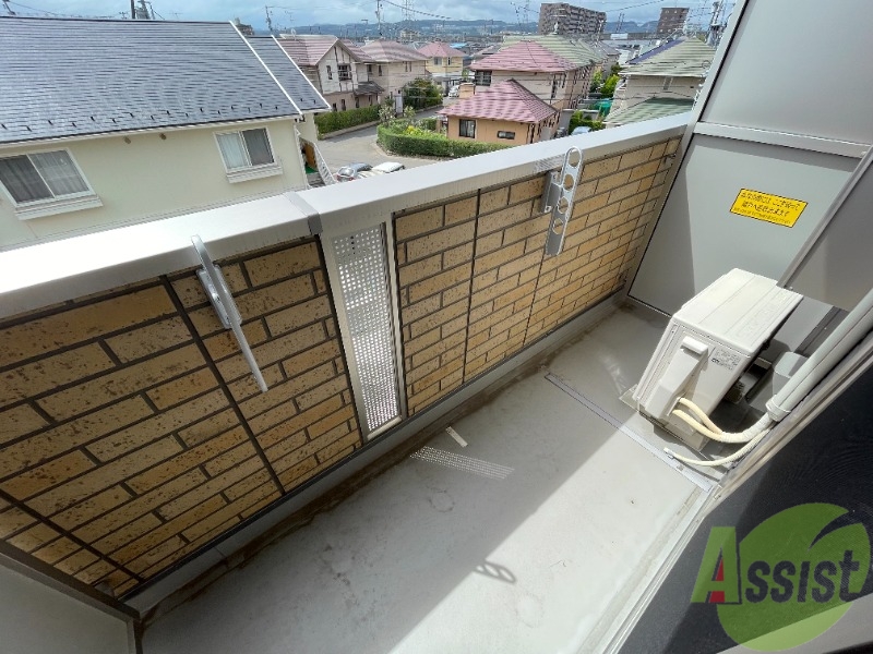 バルコニー　バルコニーはコチラです。長さも幅もちょうどいい広さですね。