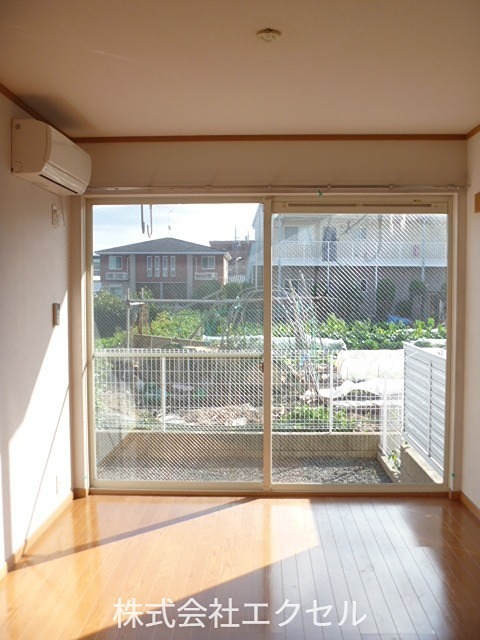 居室・リビング　エアコン付きです。