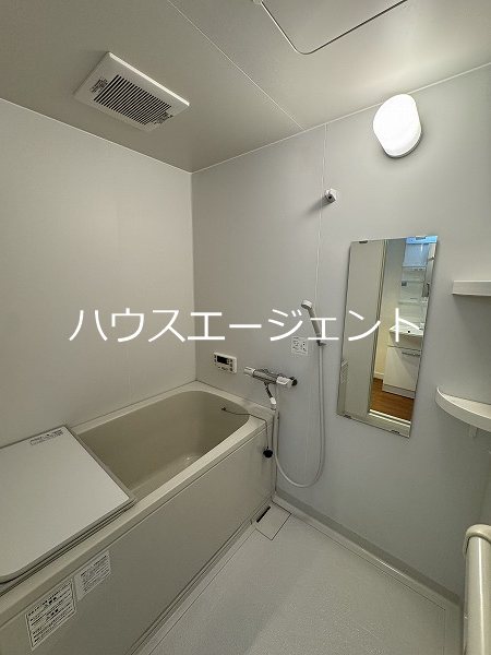 バス・シャワールーム　追炊き機能付きお風呂です。足伸ばして入れます。