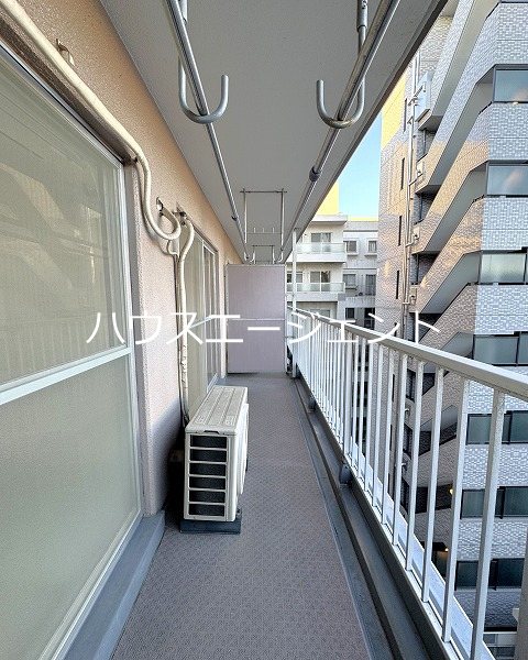 バルコニー　広々バルコニー、見晴良いです。洗濯物たくさん干せます。