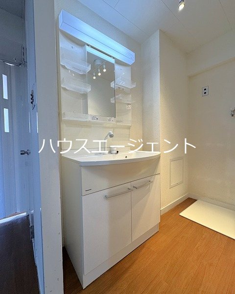 洗面設備　広々ワイドの独立洗面台です。