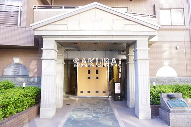 エントランス　重厚感のある建物デザイン♪