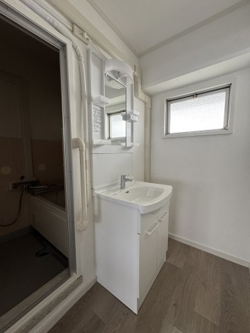 洗面設備　独立洗面台、小物を置くことができて便利です