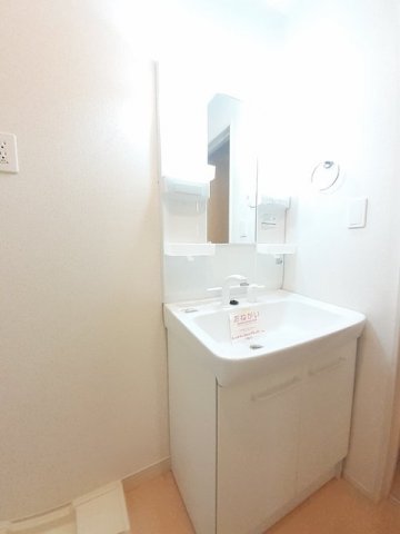 洗面設備　ゆったりとスペースのある洗面所