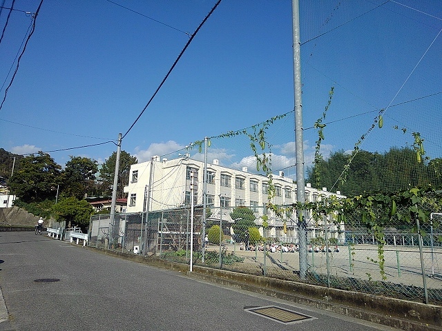 小学校　本郷小学校（小学校）まで950m