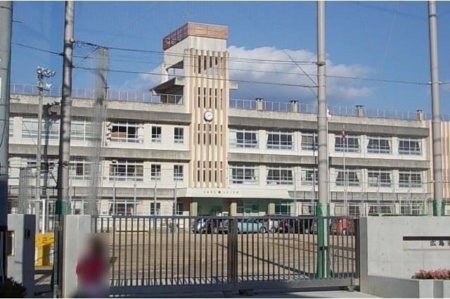 小学校　山本小学校（小学校）まで700m