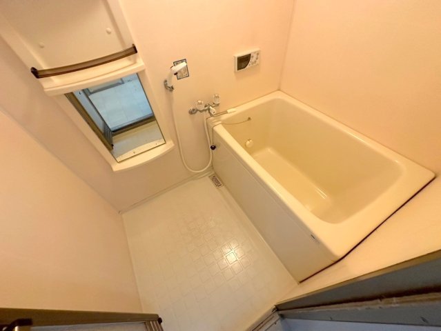 バス・シャワールーム　広めのお風呂は一日の疲れを癒してくれます。