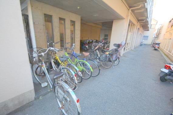 駐車場　敷地内には入居者専用の駐輪スペースもあります。
