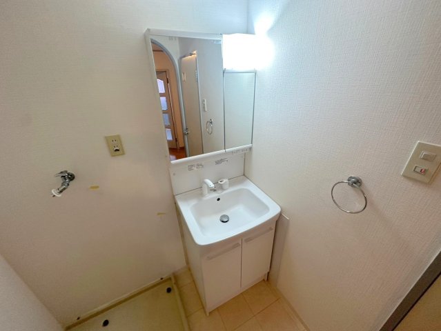 洗面設備　身支度が出来る独立洗面台です。