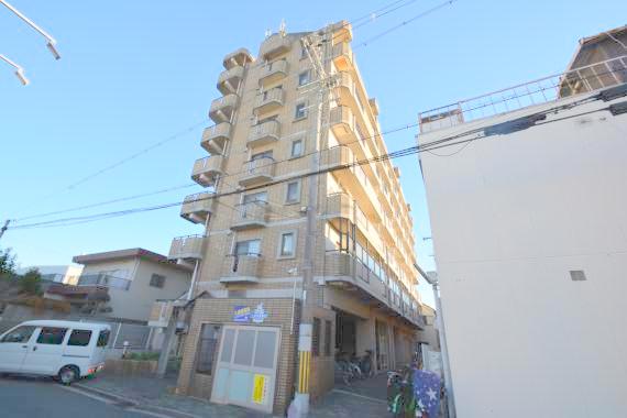 建物外観　存在感のある外観は落ちついた色合いで、堂々としていますね。