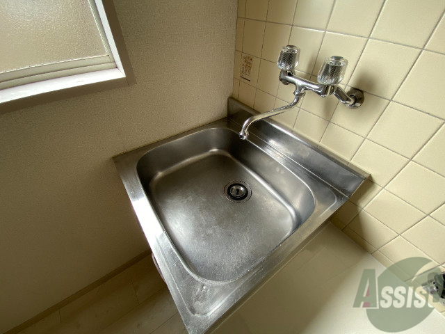 洗面設備　洗面所はないのでキッチン横の流しをお使いください。