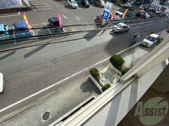 バルコニー　バルコニー前はすぐ道路になっていました。