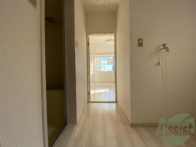 玄関　玄関から撮影しました。白を基調としてますね。