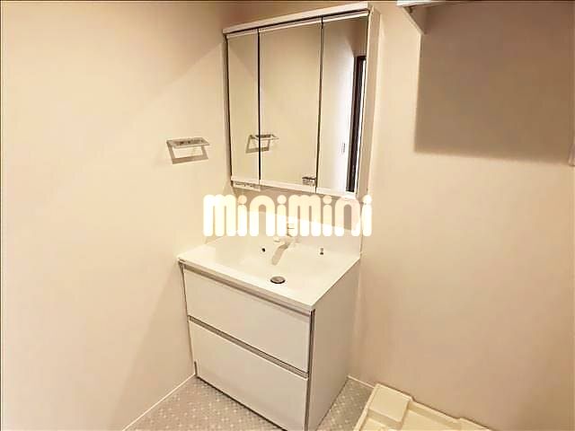 洗面設備　アクセントクロスも主張しすぎずオシャレ