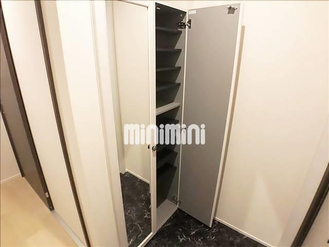 玄関　姿見つきの下駄箱