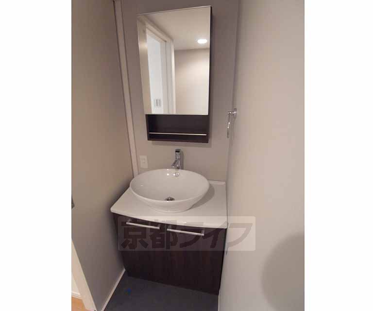 洗面設備　オシャレなデザイン洗面台です。