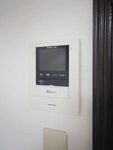 セキュリティ　モニター付きインターホン。、敷地内に防犯カメラ2台あり