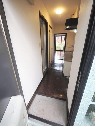 玄関　玄関から室内への様子。