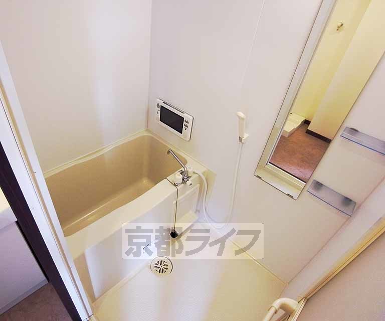 バス・シャワールーム　広々としたバスルームです。