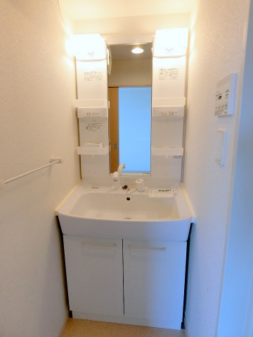 洗面設備　シャンドレ付き洗面化粧台