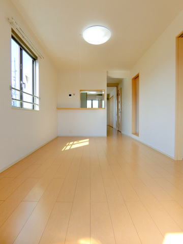 居室・リビング　南向き2面彩光で明るいリビング10.8帖