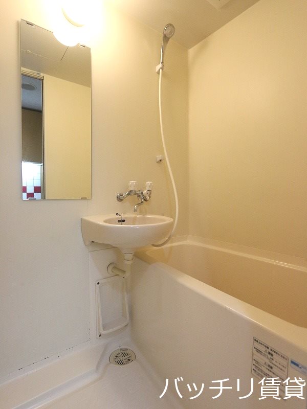 バス・シャワールーム　※別号室タイプの為、現状を優先いたします。