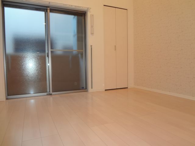 居室・リビング　天井の高い居室