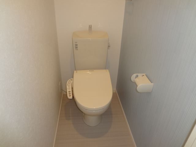 トイレ　温水洗浄便座付き